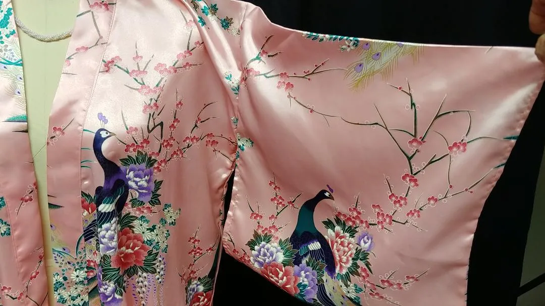 *NEW WITH TAG - VINTAGE ORIENTAL ASIAN PEACOCK & CHERRY BLOSSOMS SILKY ROSE KIMONO PEIGNOIR WITH HUGE SLEEVES FROM JAPAN