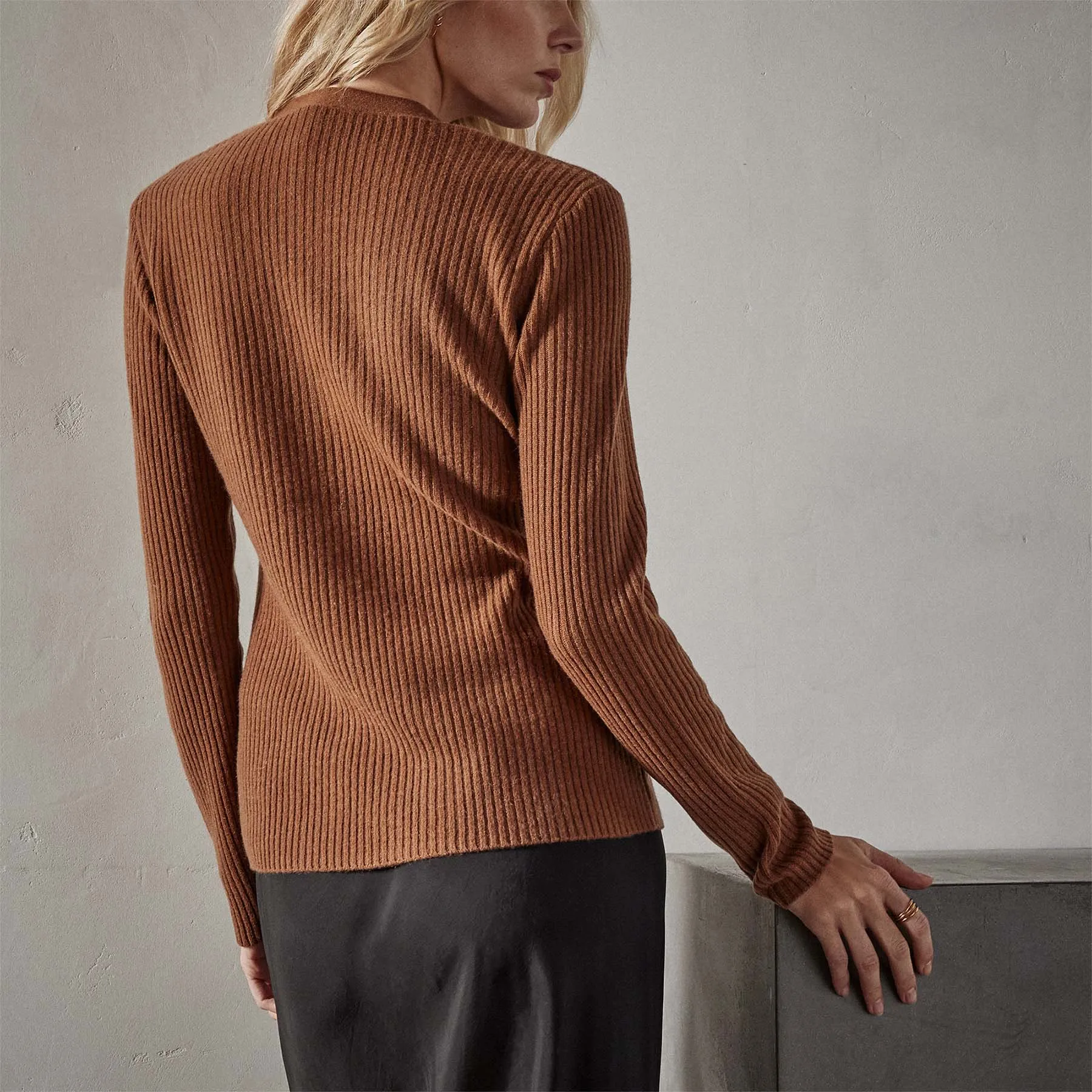 Recycled Cashmere Skinny Rib Soft V Neck - Gingerbread